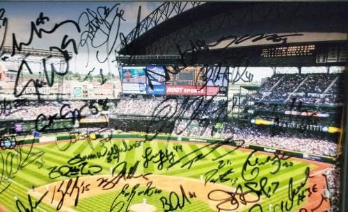 2013 Seattle Mariners tim autogramed uokvirene 9x11 foto ploča sa 41 potpisom uključujući Kyle Seager SKU # 207198 - AUTOGREM MLB Photos
