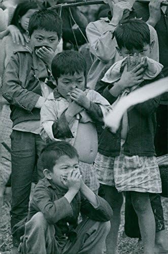 Vintage fotografija djece koja zatvaraju nos, imaju problema sa disanjem. Vijetnam